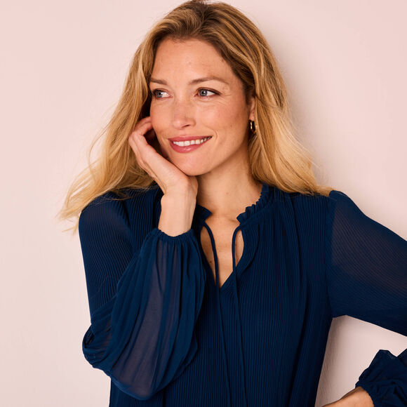 Robe unie mi longue, voile plissé (bleu nuit) Robe unie mi longue, voile plissé (bleu nuit)